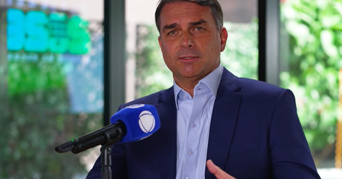 flavio-bolsonaro-sobre-ter-o-pai-como-ministro:-“depende-dele”