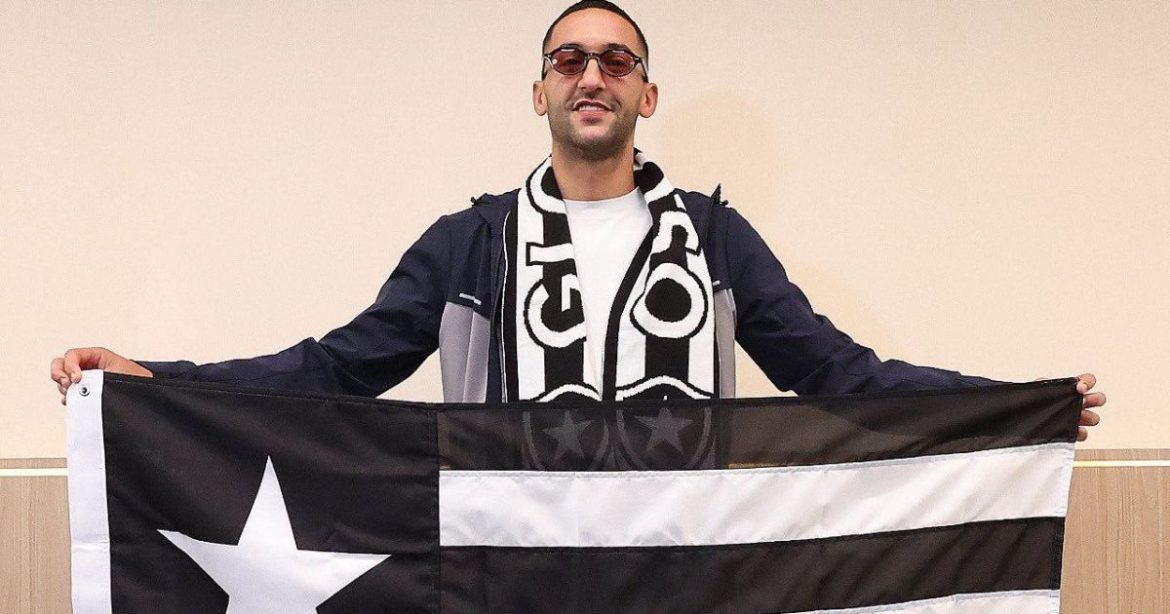 hakim-ziyech-chega-ao-rio-e-e-recebido-por-torcida-do-botafogo