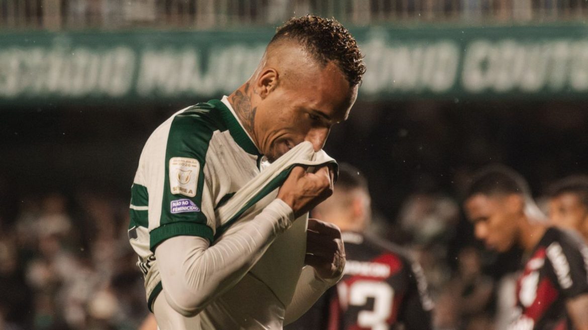 atacante-do-coritiba-e-denunciado-no-stjd-apos-expulsao-no-atletiba-e-pode-pegar-gancho