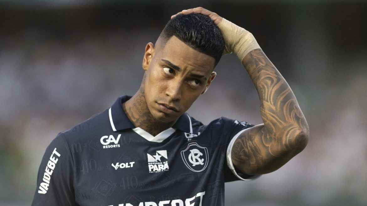 ex-coritiba,-alef-manga-e-afastado-pelo-remo-e-chega-ao-terceiro-afastamento-em-sequencia