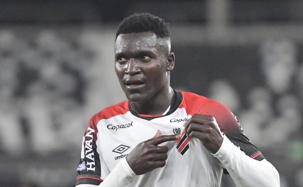 ainda-sem-renovacao-com-o-athletico,-viveros-fecha-com-gigante-do-mercado