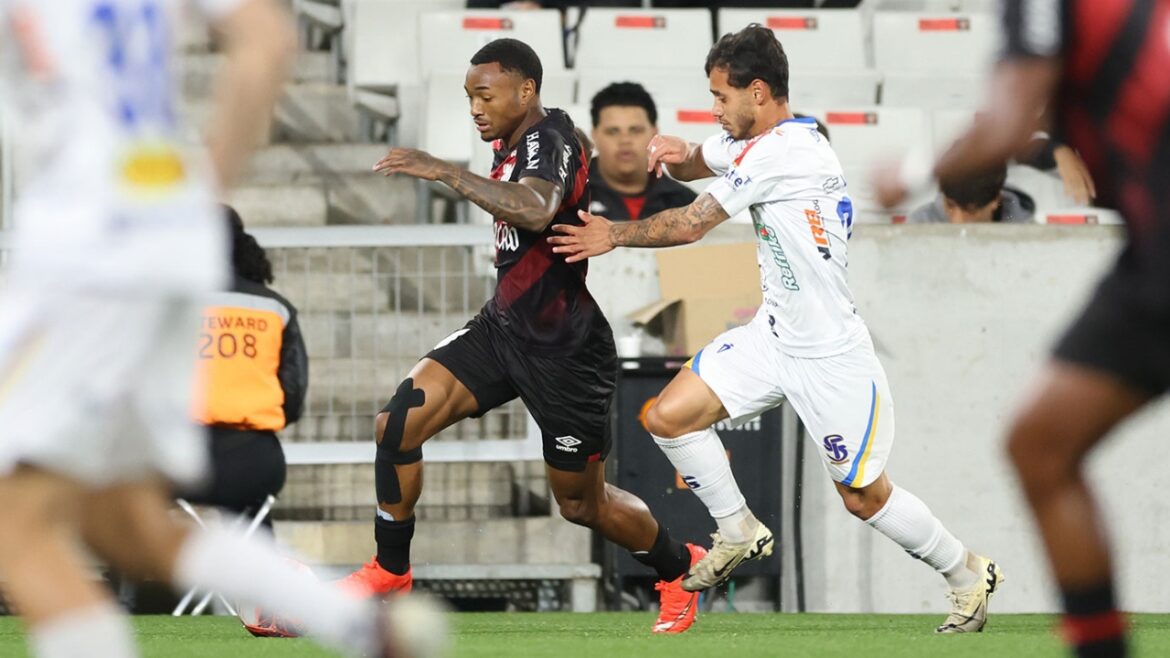 atacantes-de-milhoes-nao-marcam,-mas-joia-da-base-(com-contrato-renovado)-decide-para-o-athletico