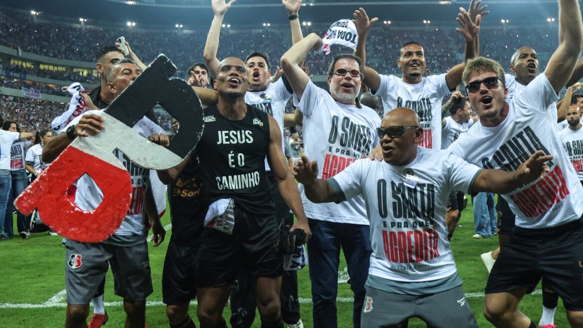 sem-jogar-ha-mais-de-tres-meses,-ex-coritiba-celebra-acesso-a-serie-b