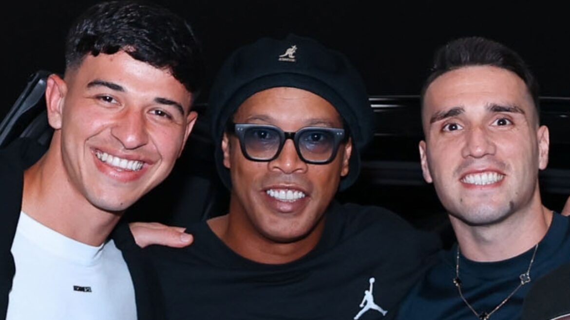 jogadores-do-athletico-se-rendem-a-ronaldinho-gaucho-e-joia-perde-foto-com-o-astro