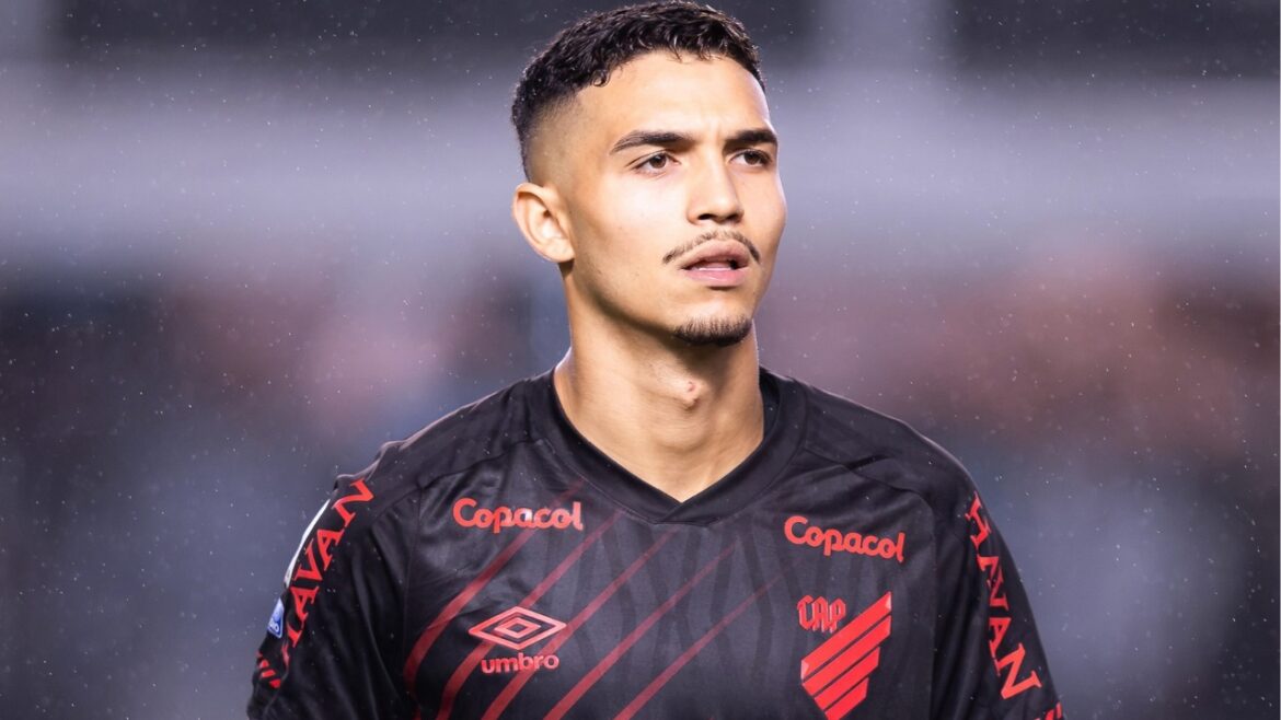 arthur-dias-volta-da-selecao-ao-athletico-com-novo-interessado-no-mercado