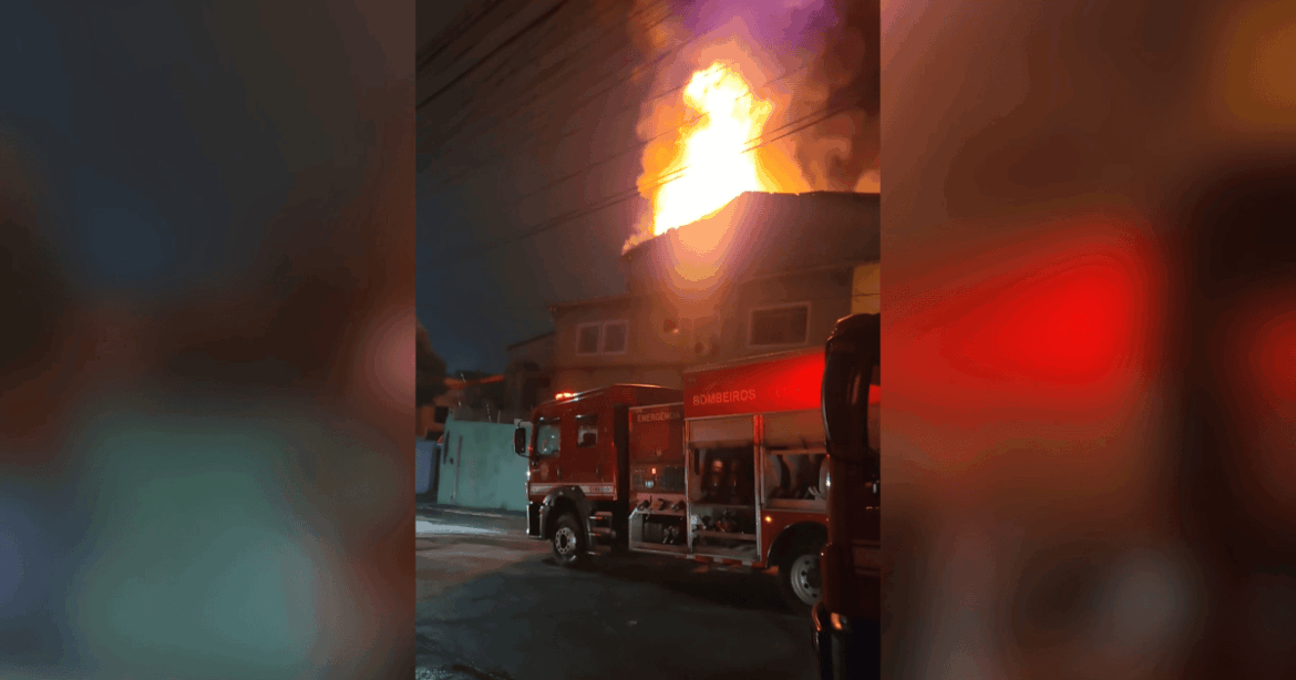 incendio-atinge-fabrica-na-zona-sul-de-sp-e-27-viaturas-tentam-controlar