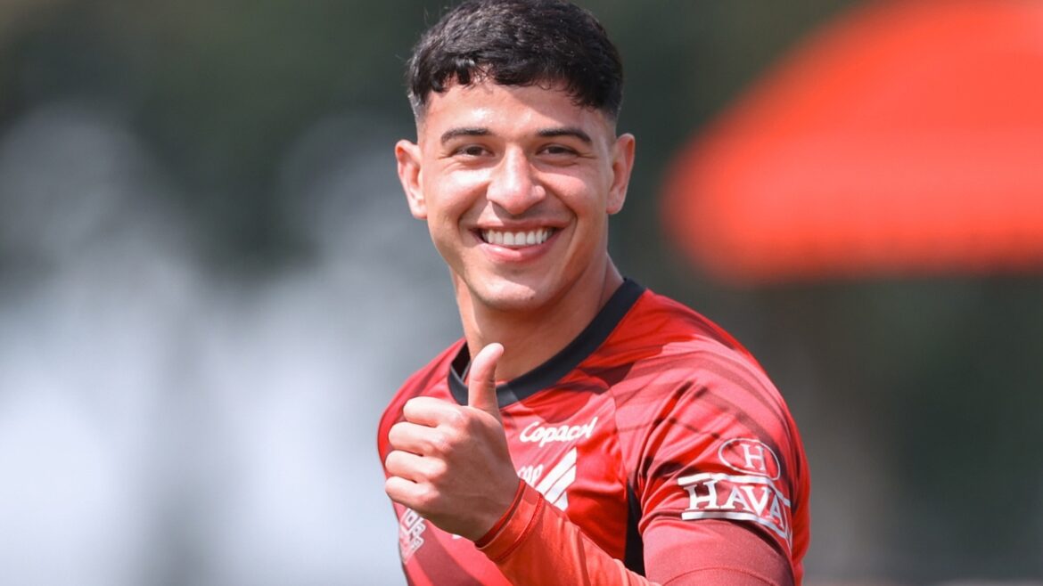 esquivel,-destaque-do-athletico,-atrai-interesses-e-vira-alvo-de-clubes-da-alemanha-e-italia