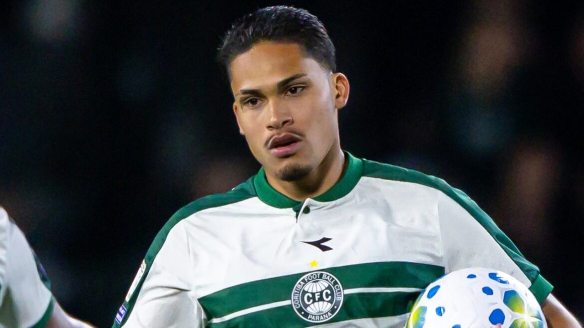 ex-flamengo,-atacante-do-coritiba-sonha-com-estreia-no-maracana