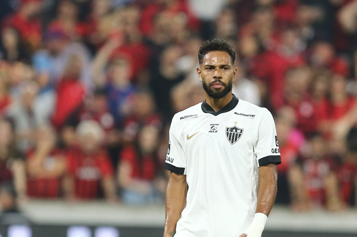renan-lodi-e-cuello-sao-vaiados-na-arena-da-baixada-em-athletico-x-atletico-mg