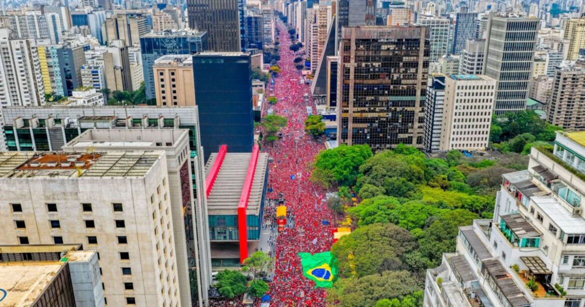 atos-pro-lula-nas-ruas-sao-feito-inedito-do-pt-em-anos,-diz-especialista